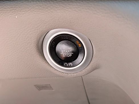 Used 2023 Chrysler Pacifica Touring-L FWD image 9