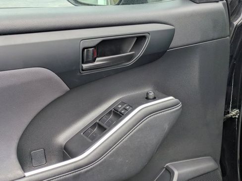 Used 2024 Toyota Highlander LE image 3