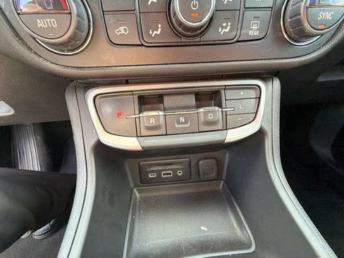 Used 2024 GMC Terrain SLT AWD/4WD image 24