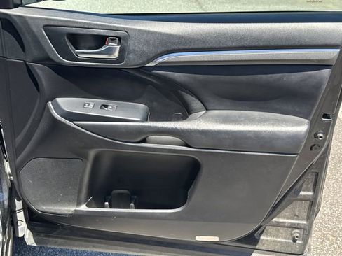 Used 2019 Toyota Highlander SE AWD/4WD image 14