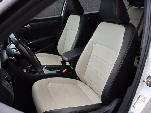 Used 2021 Volkswagen Passat 2.0T R-Line image 10