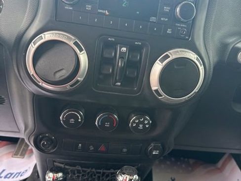 Used 2016 Jeep Wrangler Unlimited Sahara w/ Connectivity Group AWD/4WD image 22