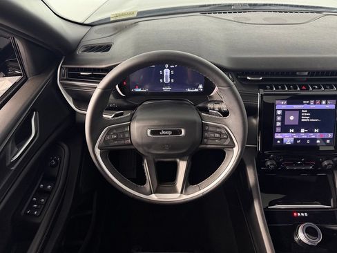Certified 2025 Jeep Grand Cherokee Altitude AWD/4WD image 13