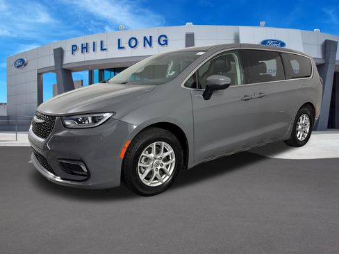 Used 2023 Chrysler Pacifica Touring-L FWD image 3