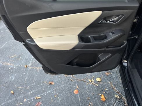 Used 2022 Chevrolet Traverse LS image 24