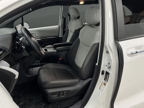 Used 2024 Toyota Sienna XSE image 4