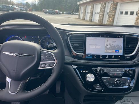 New 2026 Chrysler Pacifica Select image 16