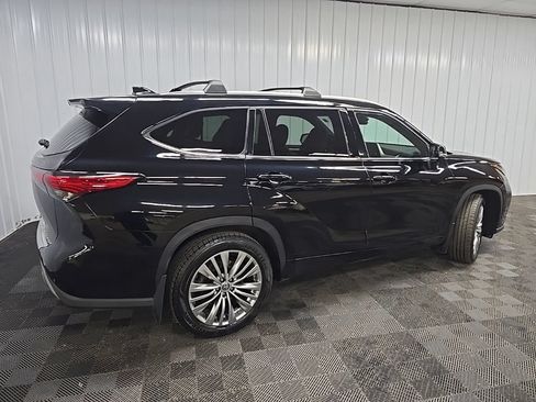 Used 2023 Toyota Highlander Platinum AWD/4WD image 3