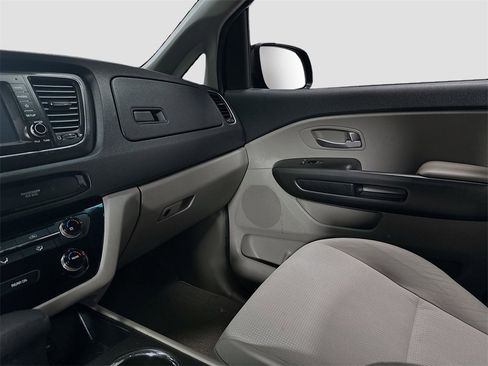 Used 2020 Kia Sedona L image 20