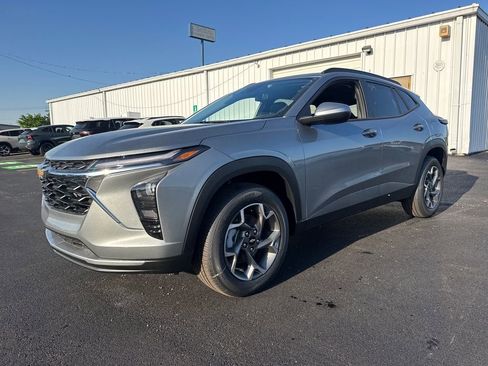 New 2026 Chevrolet Trax LT w/ LT Convenience Package FWD image 2