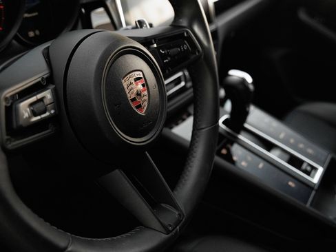 Certified 2025 Porsche Macan AWD/4WD image 19