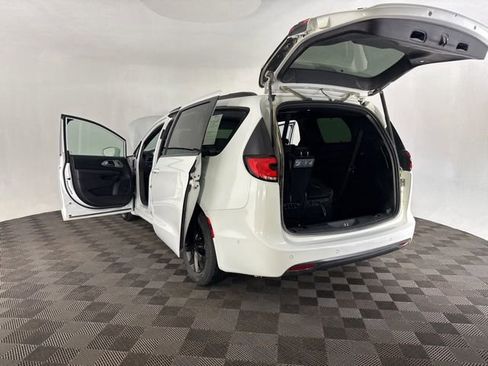 Used 2021 Chrysler Pacifica Touring-L w/ Premium & Safety Sphere Group image 20