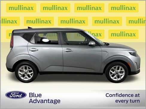 Used 2023 Kia Soul LX w/ LX Technology Package image 2