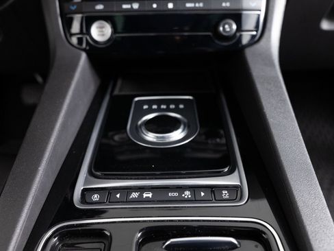 Used 2018 Jaguar F-PACE Premium image 38