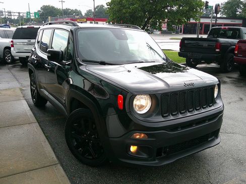 Used 2017 Jeep Renegade Altitude FWD image 3