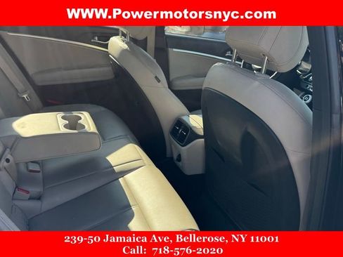 Used 2023 Genesis G70 2.0T image 17