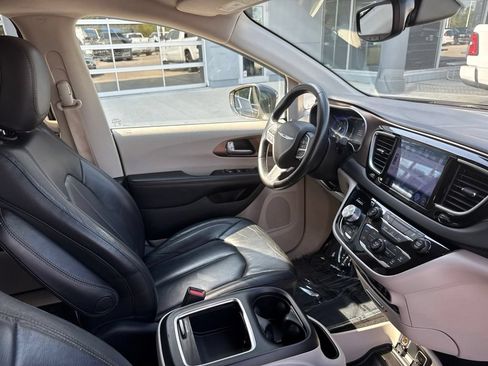 Used 2017 Chrysler Pacifica Touring-L Plus FWD image 47