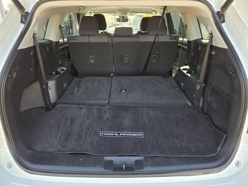 Used 2020 Toyota Highlander LE FWD image 10