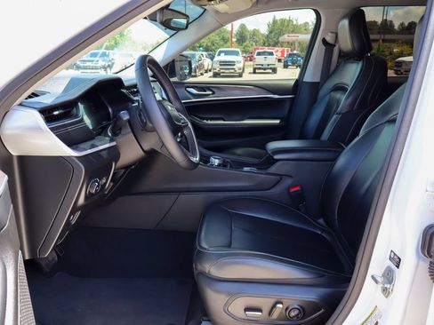 Used 2023 Jeep Grand Cherokee Limited w/ Black Appearance Package AWD/4WD image 19