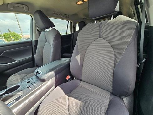 Used 2024 Toyota Highlander LE image 19