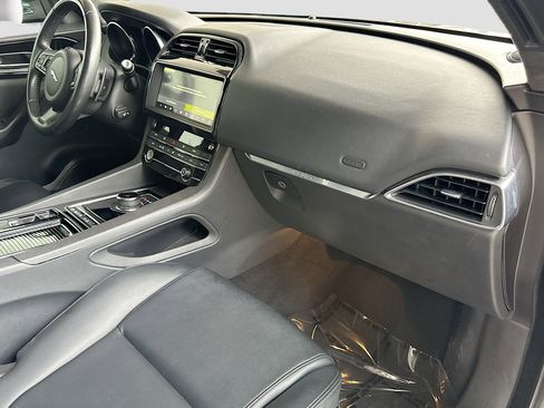 Used 2020 Jaguar F-PACE Premium image 29