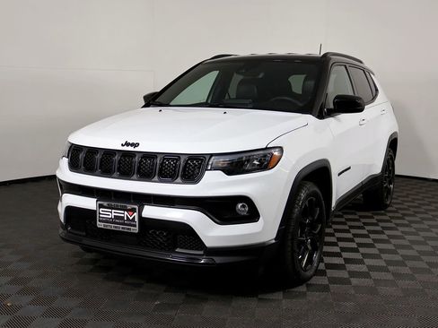 Used 2024 Jeep Compass Latitude w/ Convenience Group image 3
