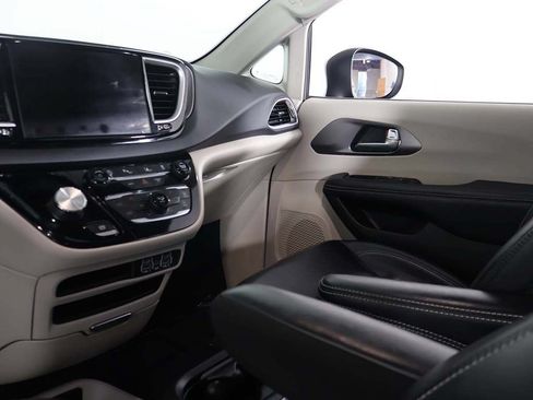 Used 2023 Chrysler Pacifica Touring-L FWD image 32