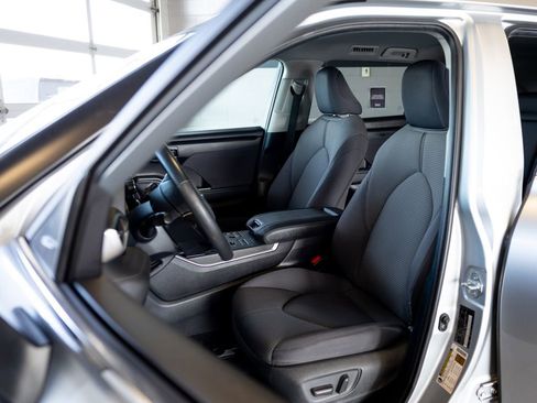 Used 2024 Toyota Highlander LE AWD/4WD image 10