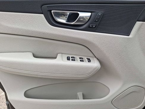 Used 2021 Volvo XC60 T5 Momentum w/ Premium Package image 12