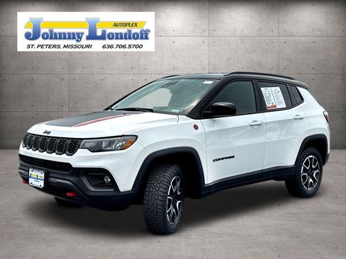 Used 2025 Jeep Compass Trailhawk AWD/4WD image 4