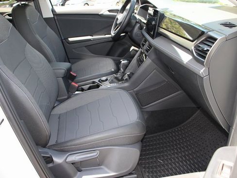 New 2025 Volkswagen Taos SE image 18