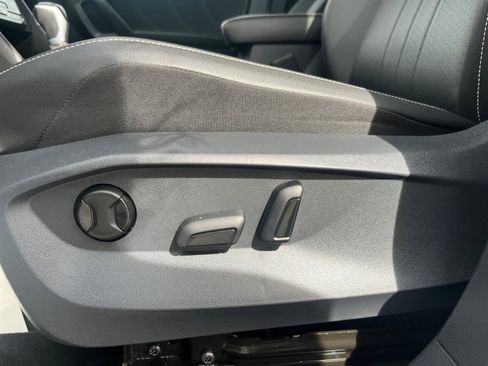 Used 2024 Volkswagen Tiguan SE w/ Panoramic Sunroof Package image 14