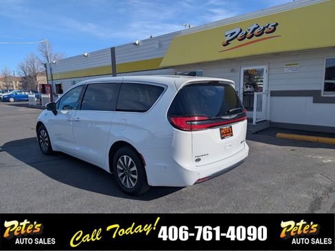 Used 2023 Chrysler Pacifica Touring-L image 2