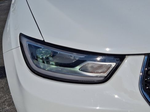 Used 2023 Chrysler Pacifica Touring-L image 9