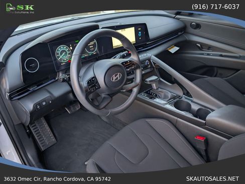 Used 2025 Hyundai Elantra SEL FWD image 13