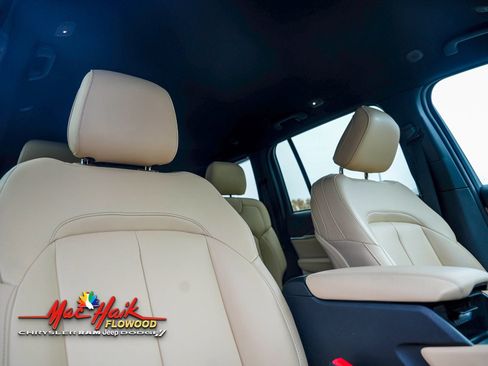 Used 2024 Jeep Grand Cherokee Limited image 17