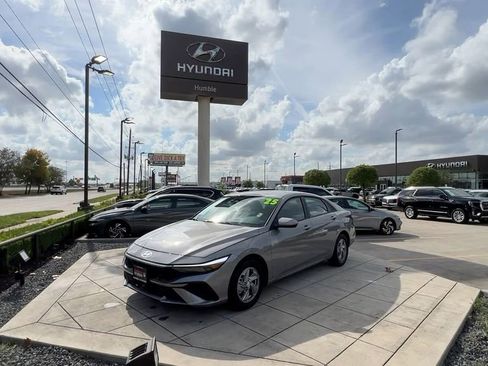 Certified 2025 Hyundai Elantra SE image 10