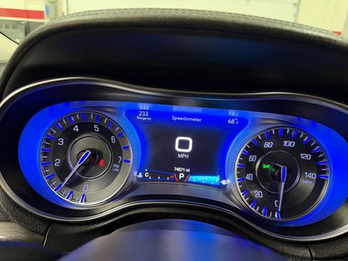 Used 2018 Chrysler 300 Touring image 28