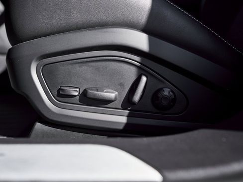 Used 2025 Porsche Taycan 4S w/ Premium Package image 34