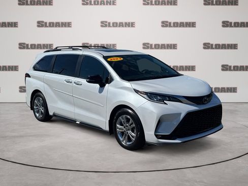 Used 2023 Toyota Sienna XSE AWD/4WD image 7