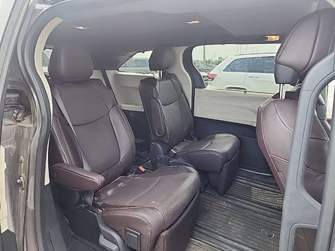 Used 2023 Toyota Sienna Platinum AWD/4WD image 32
