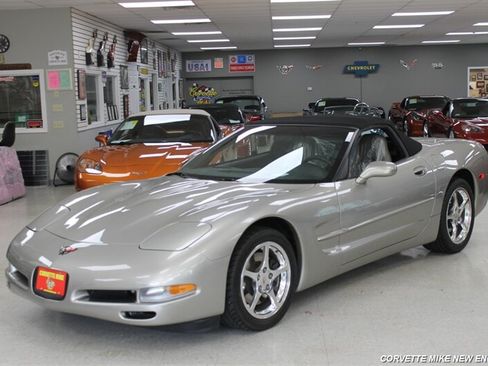 Used 2000 Chevrolet Corvette Convertible w/ Performance Handling Pkg RWD image 2