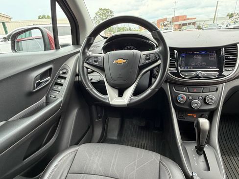 Used 2021 Chevrolet Trax LT w/ LT Convenience Package FWD image 17
