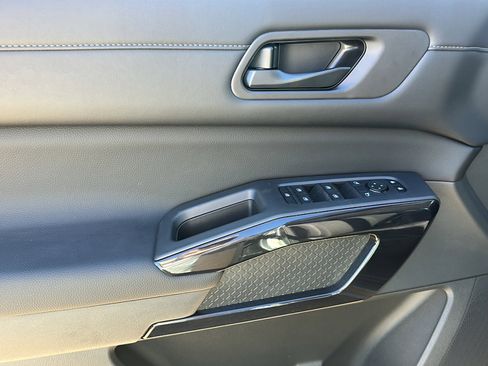 New 2025 Nissan Pathfinder SV w/ SV Premium Package image 13