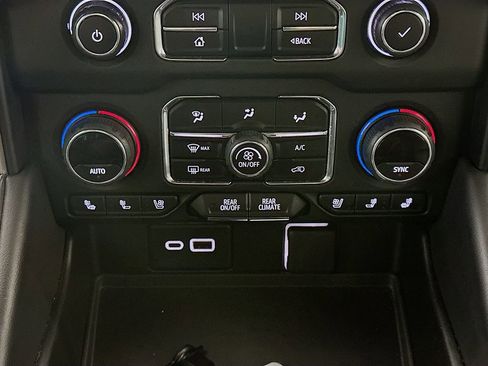 Used 2023 Chevrolet Tahoe Premier AWD/4WD image 18
