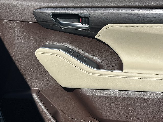 Used 2021 Toyota Highlander Platinum FWD image 11