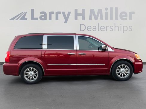 Used 2013 Chrysler Town & Country Touring image 6