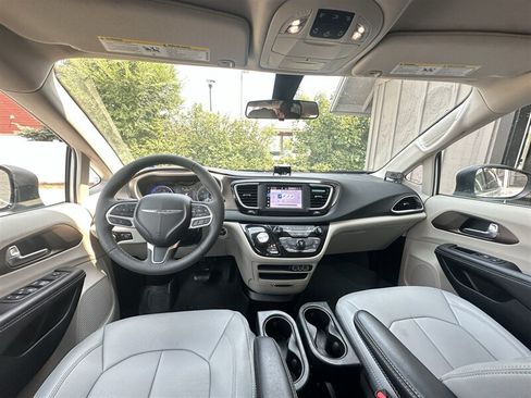 Used 2022 Chrysler Voyager LX FWD image 42