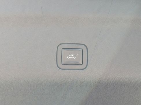 Used 2021 Chevrolet Tahoe Premier w/ Premium Package image 18