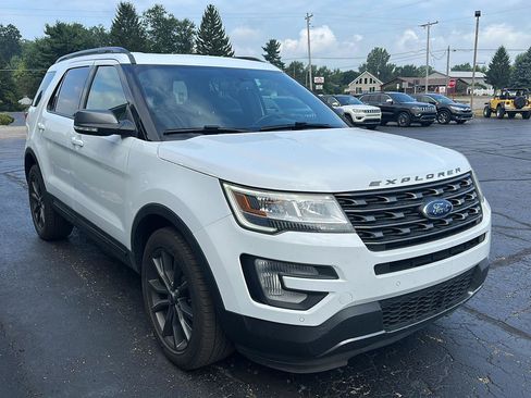 Used 2017 Ford Explorer XLT w/ Equipment Group 202A AWD/4WD image 3